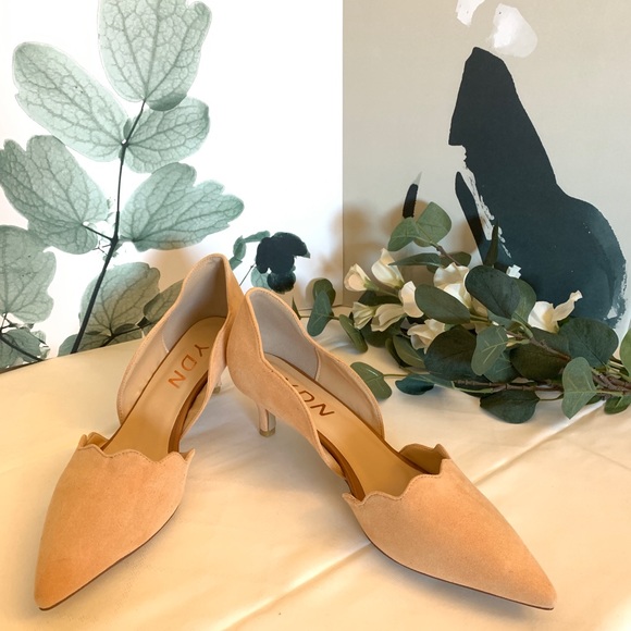 Size 10”Suede pointed toe cutout heel - Picture 3 of 5